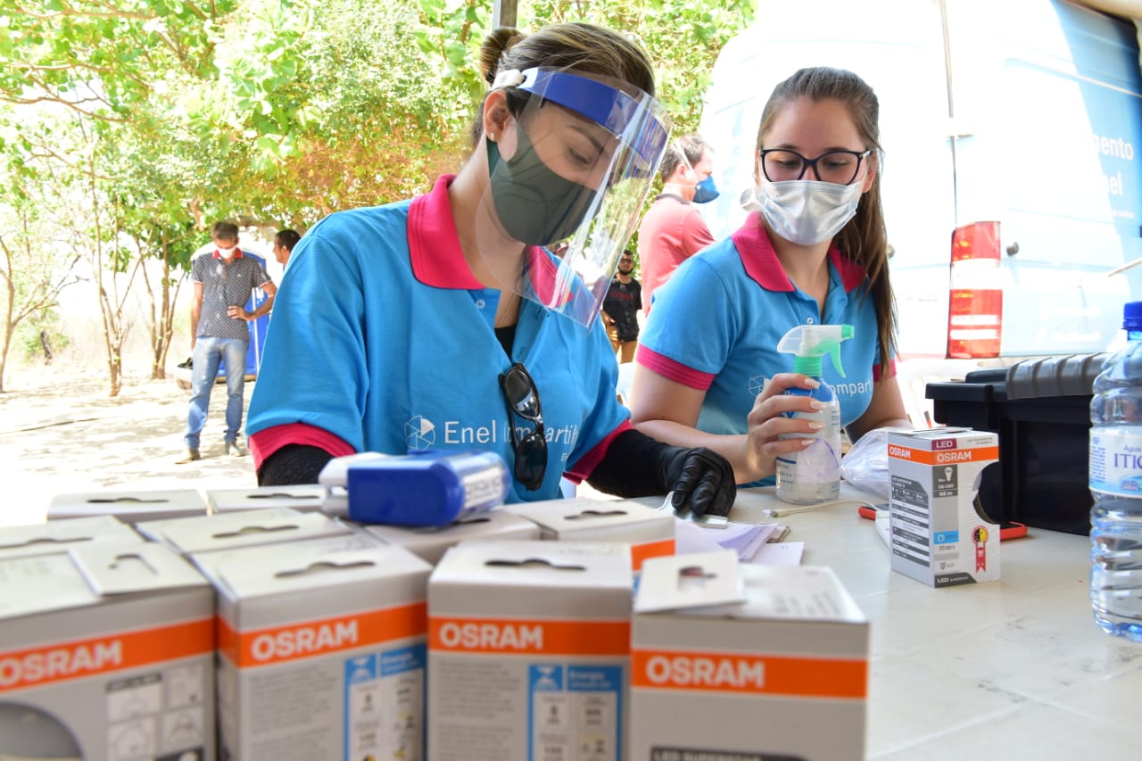 Enel promove oficina, troca de lampadas e orientaçoes sobre tarifa