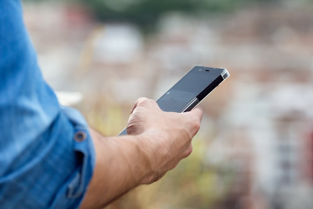 Monitorar a produção em tempo real não é só para grandes fazendas: tecnologia permite rastrear máquinas pelo celular