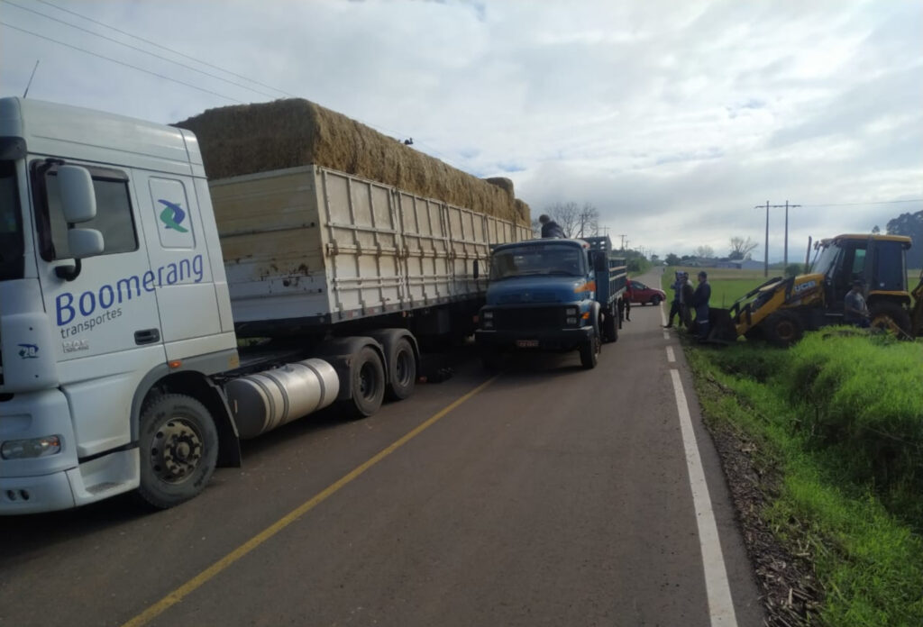 Paranaenses Doam Feno Para Produtores De Leite Gaúchos Atingidos Pelas Enchentes Sucesso No Campo 2794