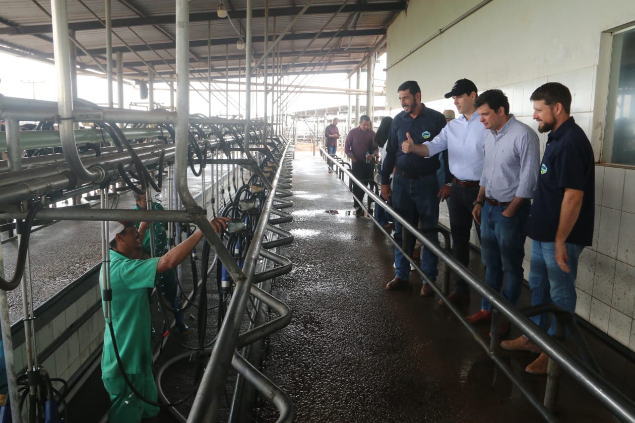 Daniel Vilela conhece maior fazenda produtora de leite de Goiás